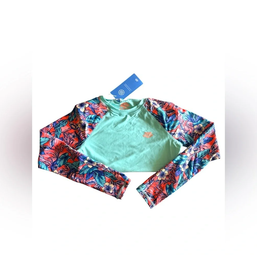 Piping Hot brand rash guard features a mint green. Size 12